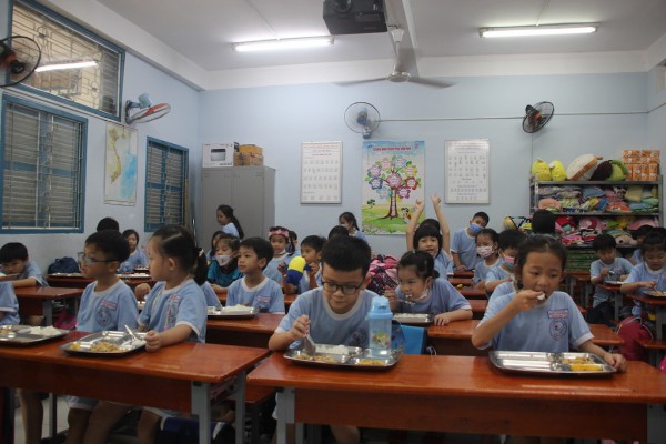 Kiểm tra đột xuất bữa ăn bán trú bị cho là ‘lèo tèo’