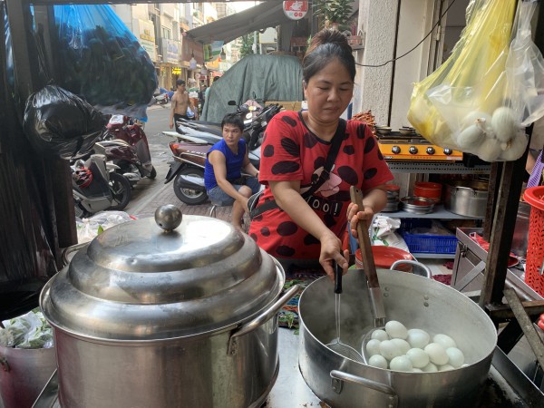 Lạc vào đường Bàn Cờ: Nơi hột vịt lộn bán vài ngàn trứng/ngày, hàu chỉ 11k