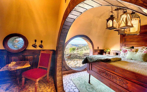 Làm người Hobbit với Airbnb
