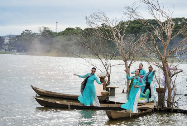 Lãng mạn thời trang lụa trên hồ Xuân Hương cuốn hút người xem