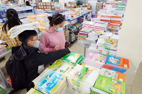 Lãng phí từ sách giáo khoa gần 2.400 tỉ đồng: Giáo viên đề xuất ‘thà một lần đau’