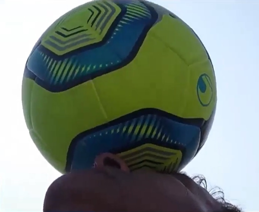 Một cổ động viên Brazil hướng tới kỷ lục tâng bóng liên tục 48h