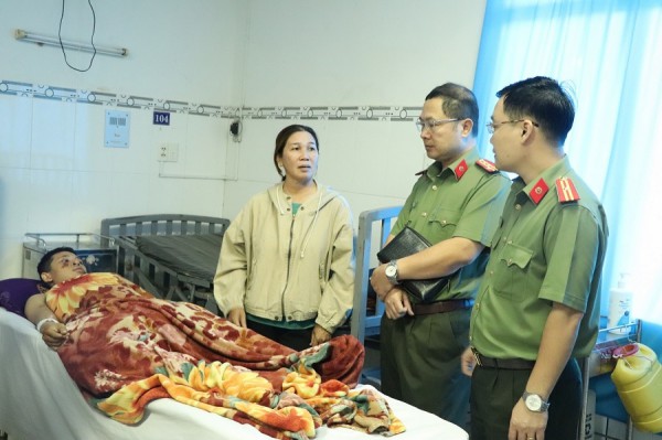 Một công an bị tấn công phải nhập viện