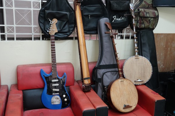 Nghệ nhân “độc nhất miền Tây” chuyên sửa các loại đàn cổ Nghệ nhân “độc nhất miền Tây” chuyên sửa các loại đàn cổ