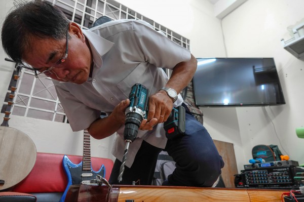 Nghệ nhân “độc nhất miền Tây” chuyên sửa các loại đàn cổ Nghệ nhân “độc nhất miền Tây” chuyên sửa các loại đàn cổ