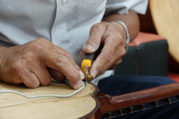 Nghệ nhân “độc nhất miền Tây” chuyên sửa các loại đàn cổ Nghệ nhân “độc nhất miền Tây” chuyên sửa các loại đàn cổ