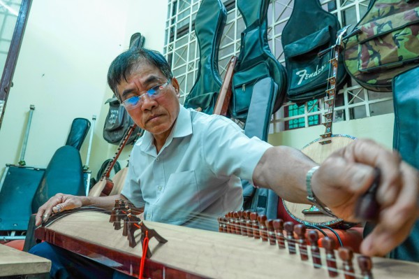 Nghệ nhân “độc nhất miền Tây” chuyên sửa các loại đàn cổ Nghệ nhân “độc nhất miền Tây” chuyên sửa các loại đàn cổ