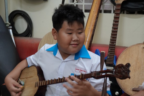 Nghệ nhân “độc nhất miền Tây” chuyên sửa các loại đàn cổ Nghệ nhân “độc nhất miền Tây” chuyên sửa các loại đàn cổ