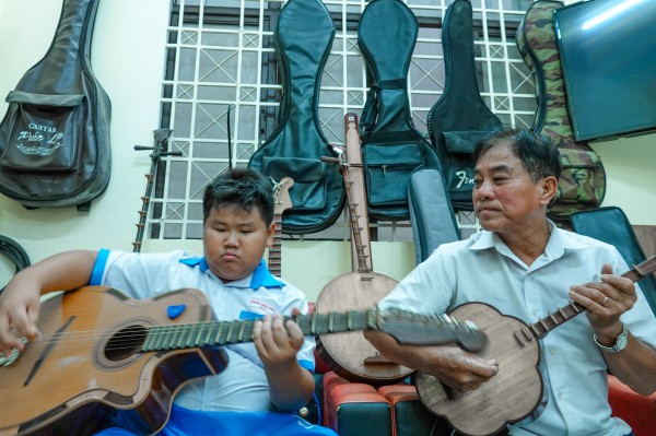 Nghệ nhân “độc nhất miền Tây” chuyên sửa các loại đàn cổ Nghệ nhân “độc nhất miền Tây” chuyên sửa các loại đàn cổ