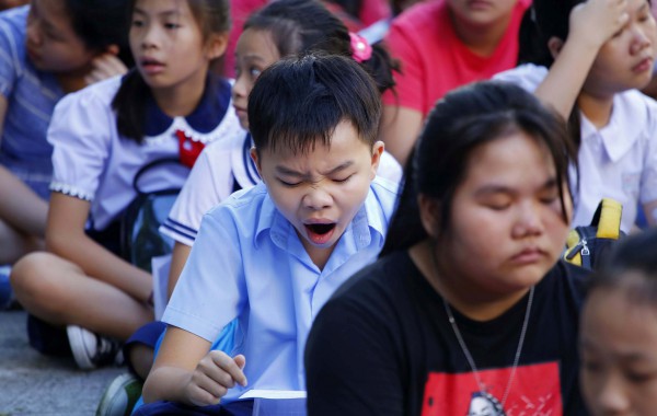 Nhập viện vẫn phải ôn bài: Sao nói chương trình giảm tải mà học nặng thế? Nhập viện vẫn phải ôn bài: Sao nói chương trình giảm tải mà học nặng thế?