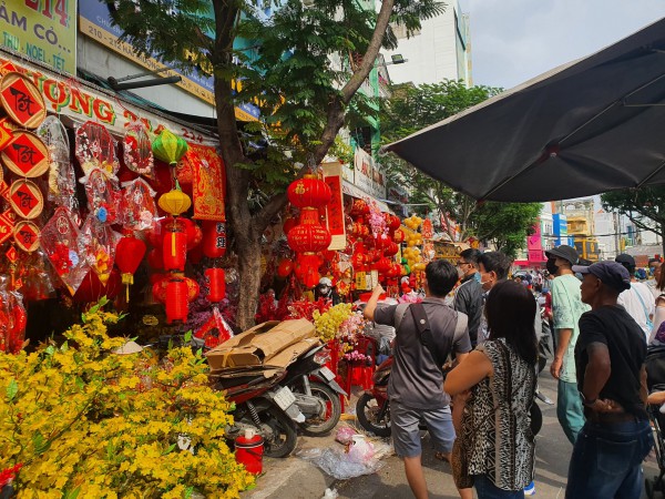 Nhộn nhịp phố phụ kiện trang trí tết