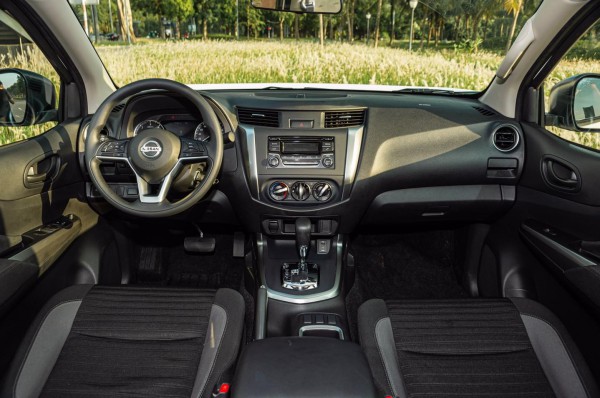 Nissan Navara EL 2023, xe bán tải thực dụng giá 700 triệu tại Việt Nam