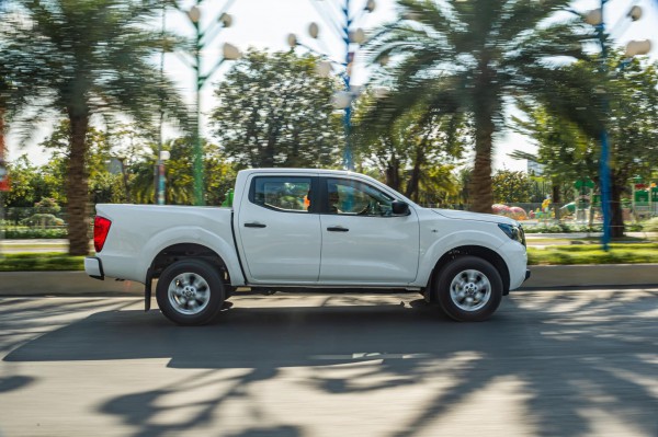 Nissan Navara EL 2023, xe bán tải thực dụng giá 700 triệu tại Việt Nam