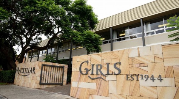 Nữ sinh bị cấm dự lễ tốt nghiệp vì dán móng tay giả Nữ sinh bị cấm dự lễ tốt nghiệp vì dán móng tay giả