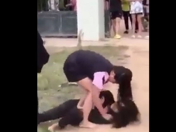 Nữ sinh lớp 8 bị đánh ‘lên bờ xuống ruộng’ Nữ sinh lớp 8 bị đánh ‘lên bờ xuống ruộng’