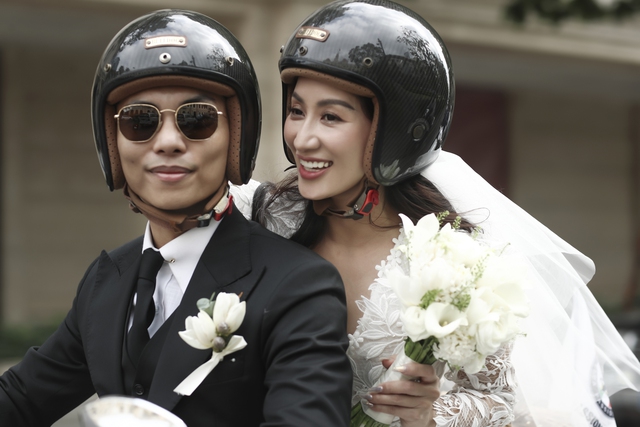 Phan Hiển đón Khánh Thi về dinh bằng dàn mô tô và vespa  - Ảnh 4.