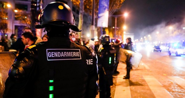 Pháp triển khai 10.000 cảnh sát ngăn nguy cơ bạo động sau bán kết với Morocco