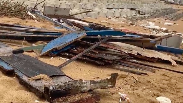Phú Yên: Tàu cá tiền tỉ bị sóng đánh vỡ tan tành Phú Yên: Tàu cá tiền tỉ bị sóng đánh vỡ tan tành