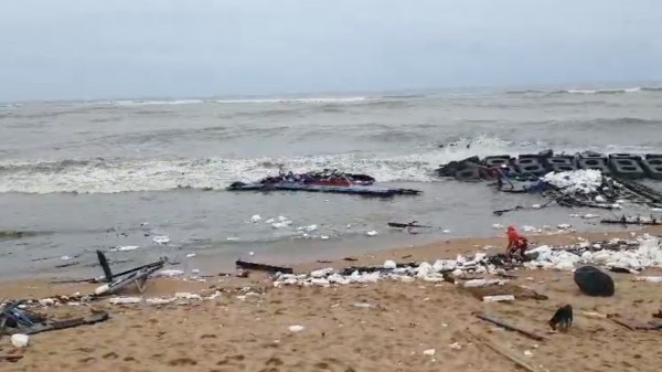 Phú Yên: Tàu cá tiền tỉ bị sóng đánh vỡ tan tành Phú Yên: Tàu cá tiền tỉ bị sóng đánh vỡ tan tành