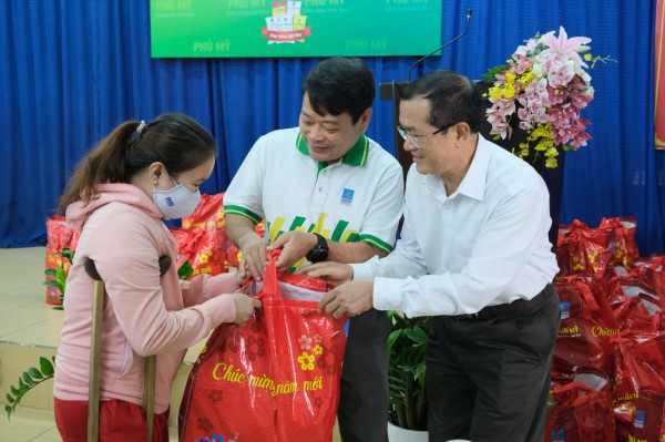 PVFCCo lan toả “Xuân yêu thương - Tết sẻ chia” trên khắp cả nước PVFCCo lan toả “Xuân yêu thương - Tết sẻ chia” trên khắp cả nước