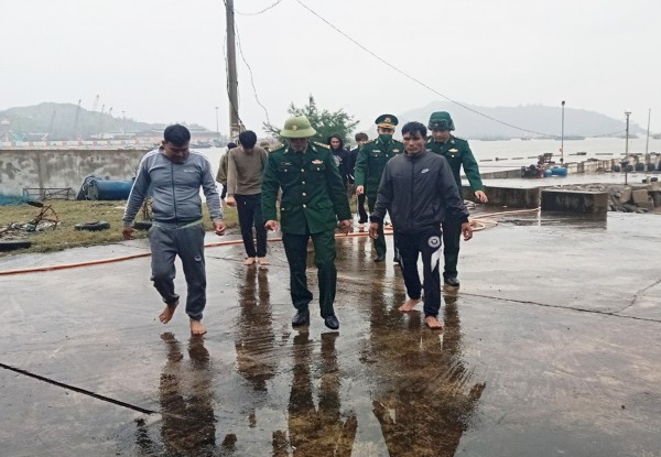 Quảng Bình: Kịp thời cứu sống 8 thuyền viên chìm tàu trên biển Quảng Bình: Kịp thời cứu sống 8 thuyền viên chìm tàu trên biển