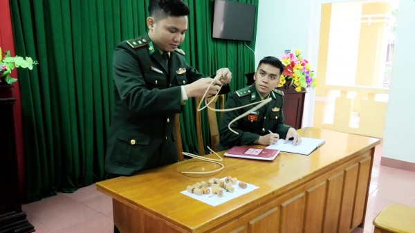 Quảng Bình: Ngư dân tự nguyện giao vật liệu nổ cho bộ đội biên phòng