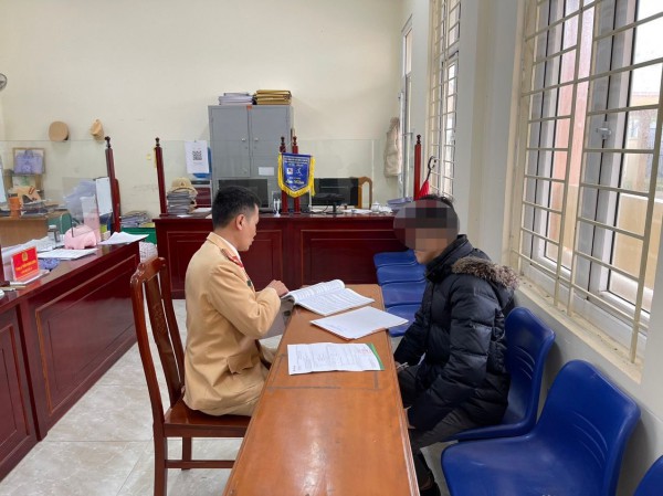 Quảng Bình: Phạt tài xế ô tô 4 chỗ chở thanh kim loại xuyên từ sau ra trước