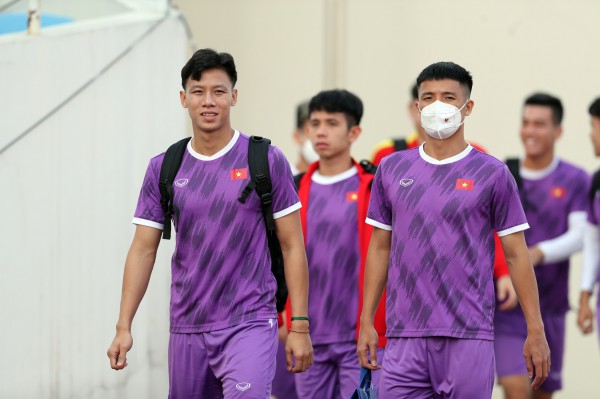 Quang Hải vẫn tập riêng cùng bác sĩ Choi tại sân Mỹ Đình, Hồng Duy trở lại