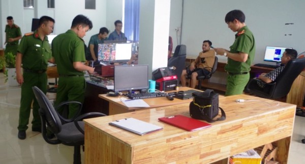 Quảng Nam: Khởi tố, bắt giam cặp vợ chồng làm giả 150 CCCD để tạo ví Paypal