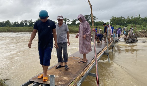 Quảng Ngãi: Chính quyền đồng hành với dân làm cầu tạm bắc qua sông Trà Khúc