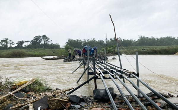 Quảng Ngãi: Dân đội mưa làm cầu tạm bắc qua sông Trà Khúc