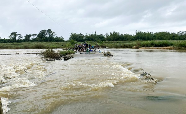 Quảng Ngãi: Dân đội mưa làm cầu tạm bắc qua sông Trà Khúc