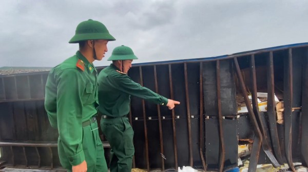 Quảng Ngãi: Phát hiện 3 container chứa thiết bị điện lạnh trôi dạt vào bờ biển