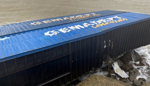 Quảng Ngãi: Phát hiện 3 container chứa thiết bị điện lạnh trôi dạt vào bờ biển