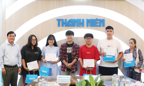 Shipper nói tiếng Pháp dành tiền được tặng bảo trợ trẻ mồ côi vì Covid-19 Shipper nói tiếng Pháp dành tiền được tặng bảo trợ trẻ mồ côi vì Covid-19