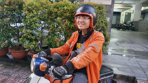 Shipper nói tiếng Pháp dành tiền được tặng bảo trợ trẻ mồ côi vì Covid-19 Shipper nói tiếng Pháp dành tiền được tặng bảo trợ trẻ mồ côi vì Covid-19