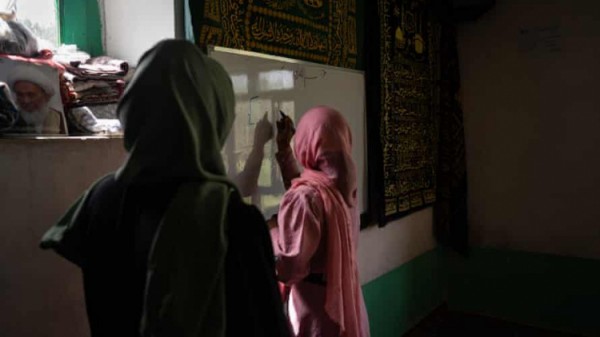 Taliban cấm toàn bộ nữ giới Afghanistan tiếp cận giáo dục