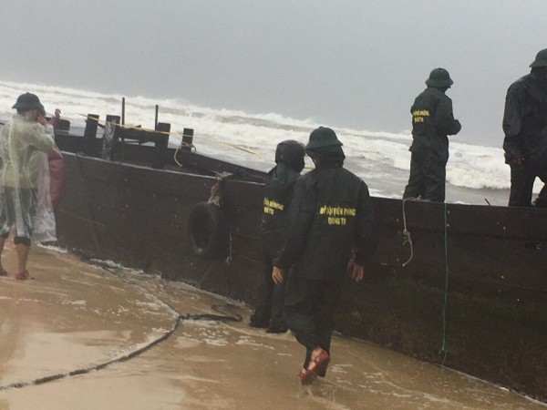 Tàu gỗ không người, có in chữ Trung Quốc trôi dạt vào bờ biển Quảng Trị