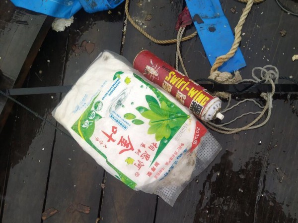 Tàu gỗ không người, có in chữ Trung Quốc trôi dạt vào bờ biển Quảng Trị