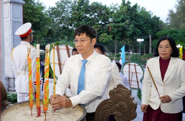 Tây Ninh: Thắp hương tưởng niệm các anh hùng liệt sĩ tại Nghĩa trang liệt sĩ Đồi 82