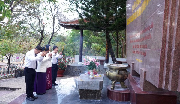 Tây Ninh: Thắp hương tưởng niệm các anh hùng liệt sĩ tại Nghĩa trang liệt sĩ Đồi 82