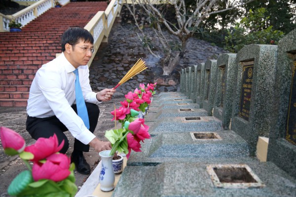 Tây Ninh: Thắp hương tưởng niệm các anh hùng liệt sĩ tại Nghĩa trang liệt sĩ Đồi 82