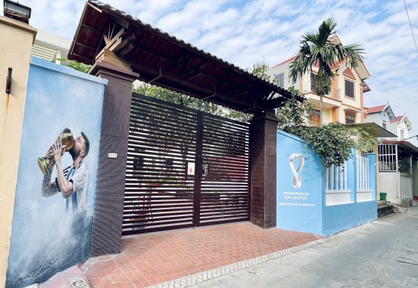 Thầy giáo Hà Nội chi 8 triệu đồng vẽ hình Messi nâng cúp trước cổng nhà