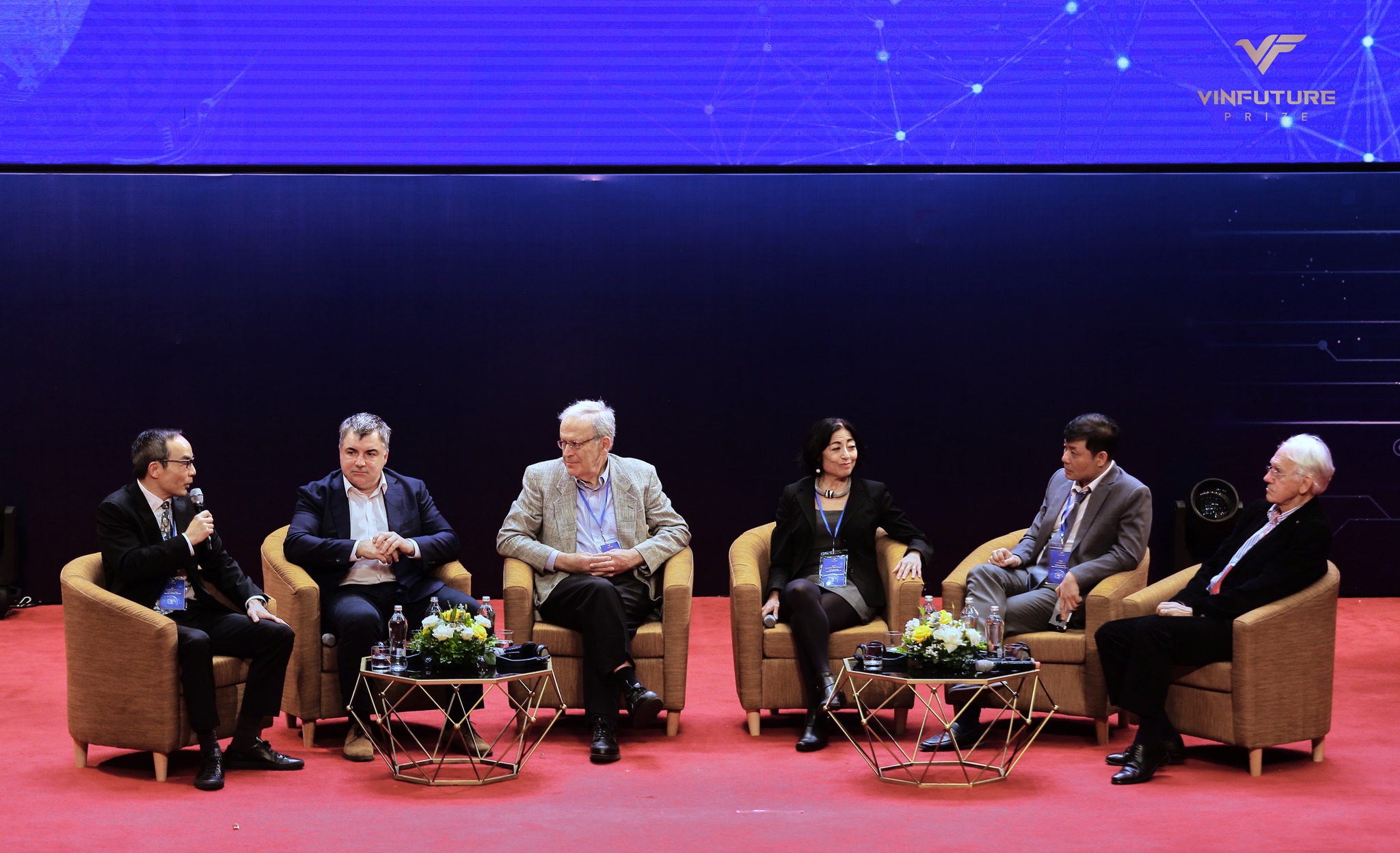 "Thế giới đang khao khát tri thức đỉnh cao"