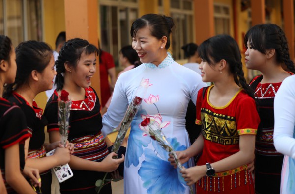 Tiết kiệm từng chút để có thưởng tết cho giáo viên