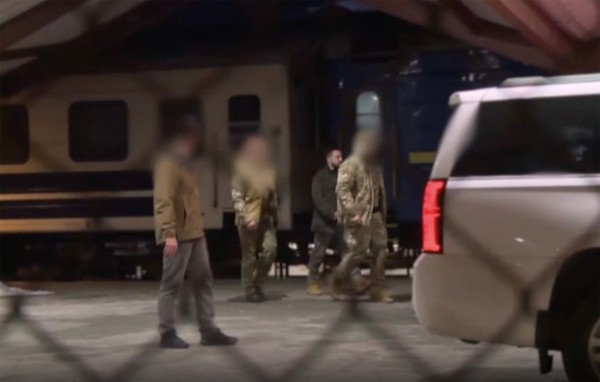 Tổng thống Zelensky đi tàu tới Ba Lan để lên máy bay tới Mỹ