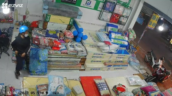 TP.HCM: Dàn cảnh mua nệm lấy điện thoại, kẻ trộm chạy bỏ cả dép