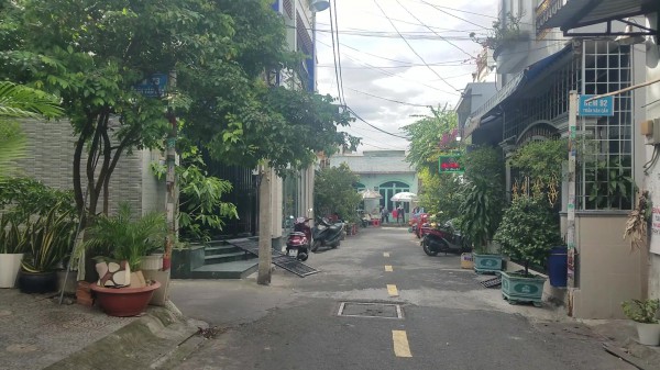 TP.HCM: Đang chơi trước nhà, bé trai 4 tuổi bị nam thanh niên lột lắc vàng