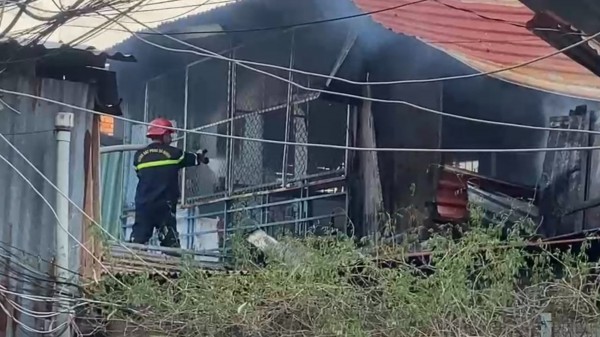 TP.HCM: Đang hàn thì phát nổ, căn nhà ở Q.Bình Thạnh cháy dữ dội TP.HCM: Đang hàn thì phát nổ, căn nhà ở Q.Bình Thạnh cháy dữ dội