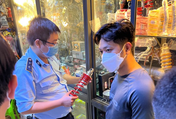 TP.HCM: Đột kích chợ phụ tùng xe máy lớn nhất nước, phát hiện nhiều đồ giả hiệu, không rõ nguồn gốc TP.HCM: Đột kích chợ phụ tùng xe máy lớn nhất nước, phát hiện nhiều đồ giả hiệu, không rõ nguồn gốc